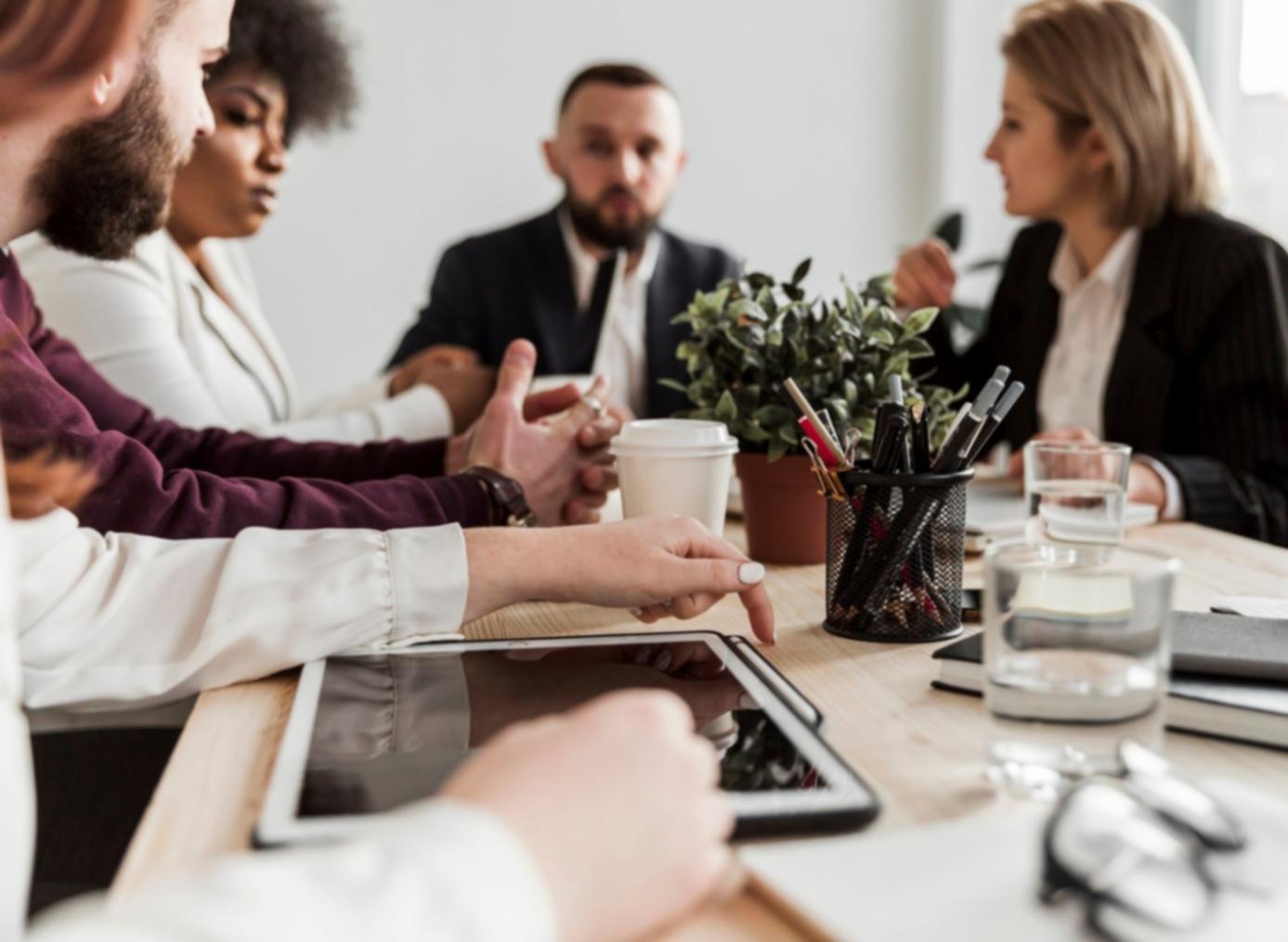 Salle de formation moderne avec équipements technologiques avancés